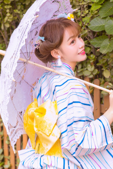 大手从衣服下摆探进去